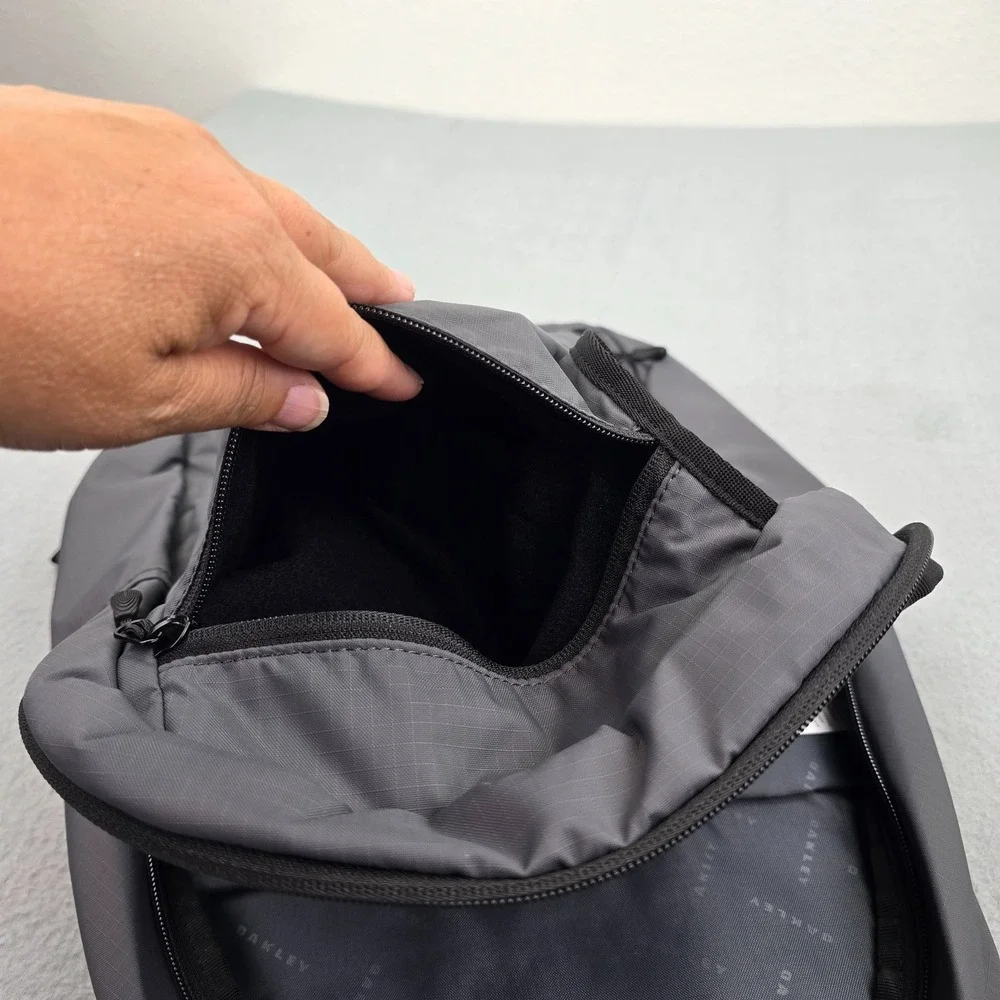Oakley Sport Backpack 22L Unisex Forged Iron Zipper Water Repellent FOS901243